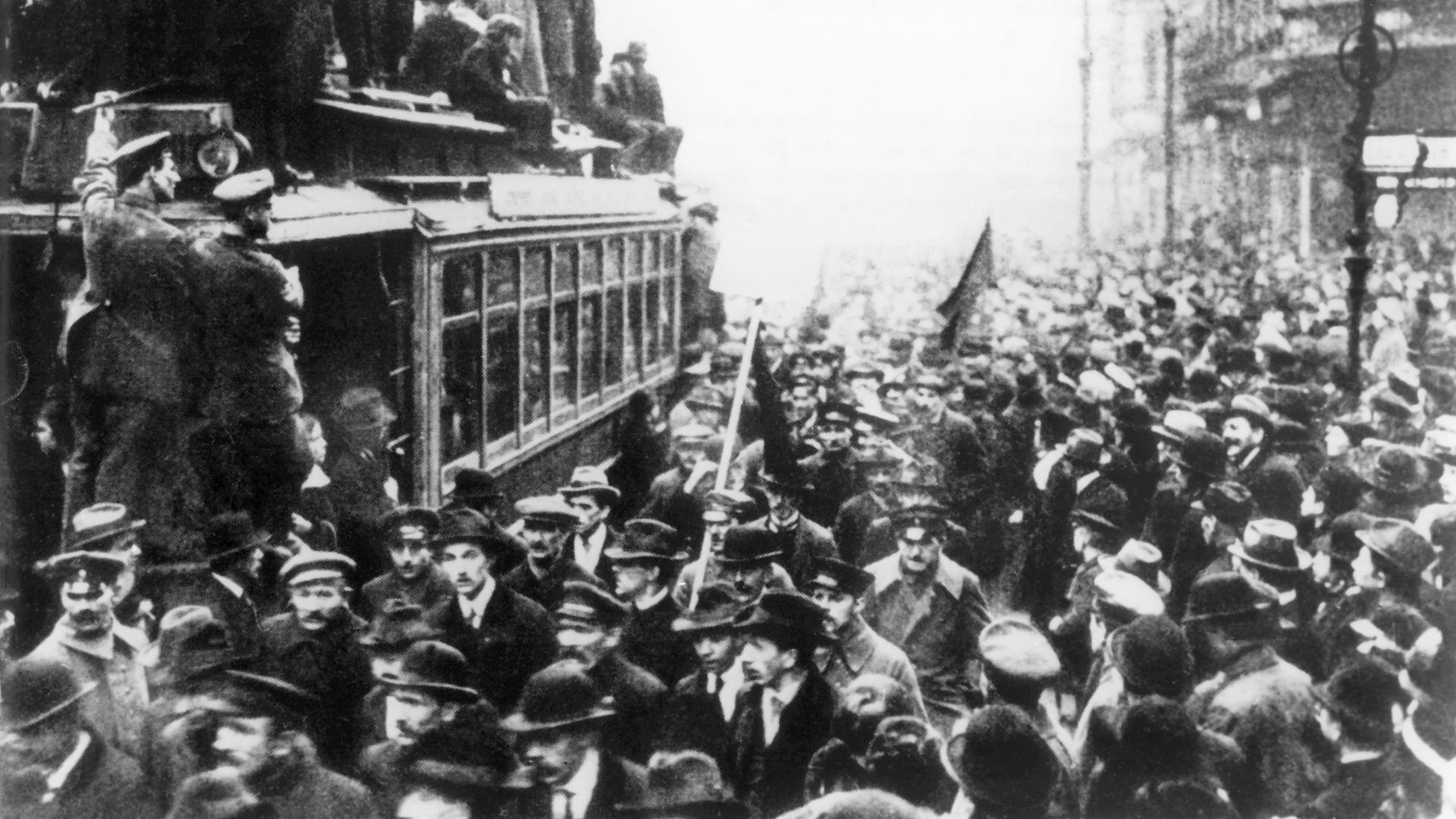 Das Archivbild vom 09.11.1918 zeigt streikende Arbeiter in Berlin. Kurz darauf verkündete Philipp Scheidemann die Republik.