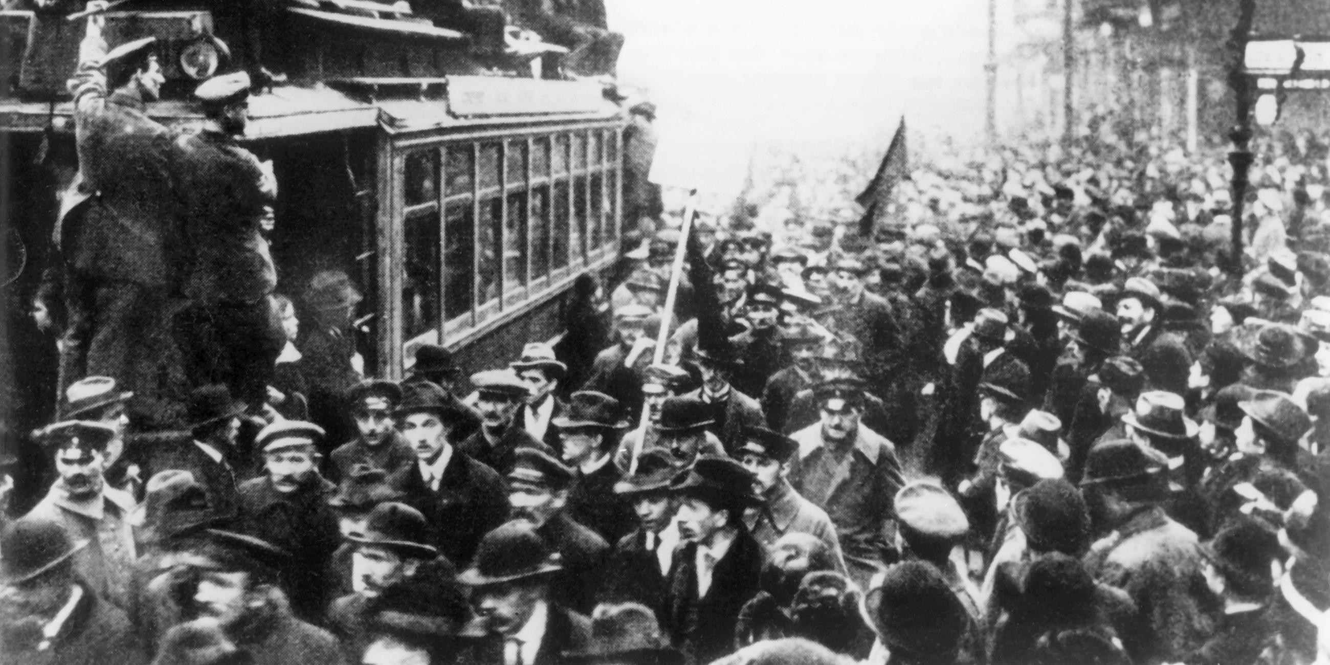 Das Archivbild vom 09.11.1918 zeigt streikende Arbeiter in Berlin. Kurz darauf verkündete Philipp Scheidemann die Republik.