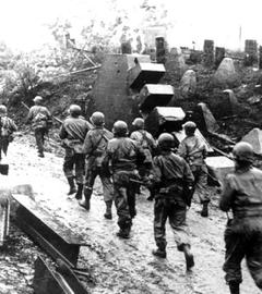 1,5 Millionen alliierte Soldaten stehen Anfang Juni 1944 in Südengland bereit, um den größten amphibischen Sturmangriff der Kriegsgeschichte zu wagen: die Operation Overlord.