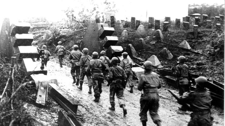 1,5 Millionen alliierte Soldaten stehen Anfang Juni 1944 in Südengland bereit, um den größten amphibischen Sturmangriff der Kriegsgeschichte zu wagen: die Operation Overlord.