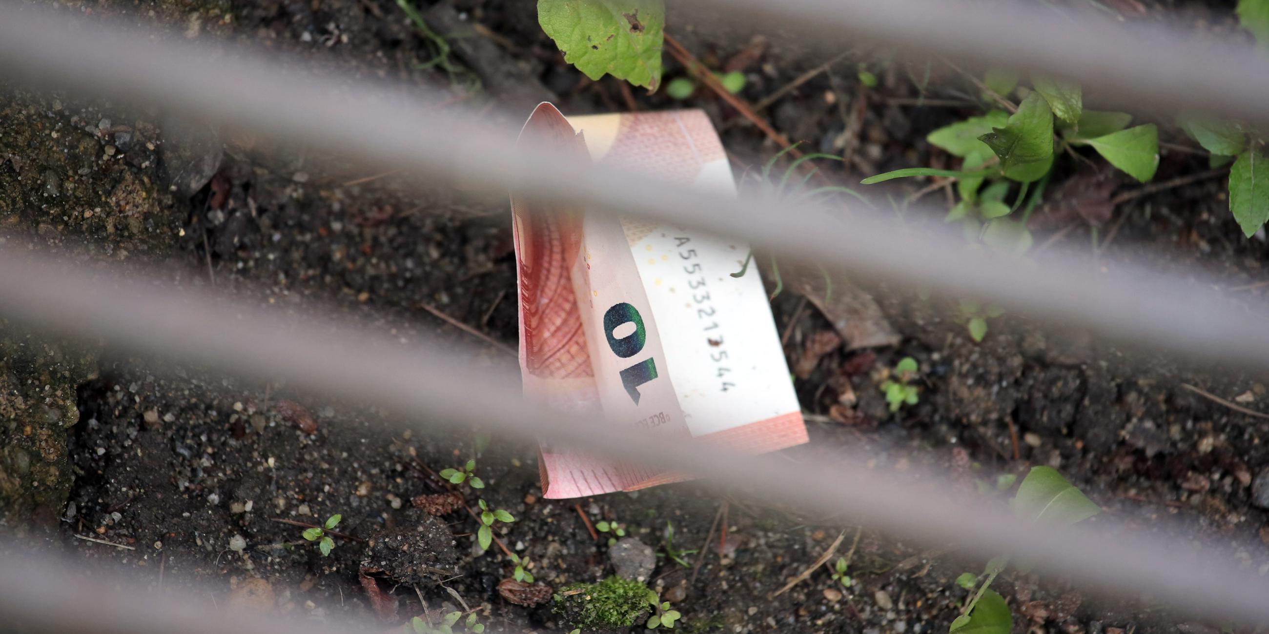 10-Euro-Schein auf dem Boden 