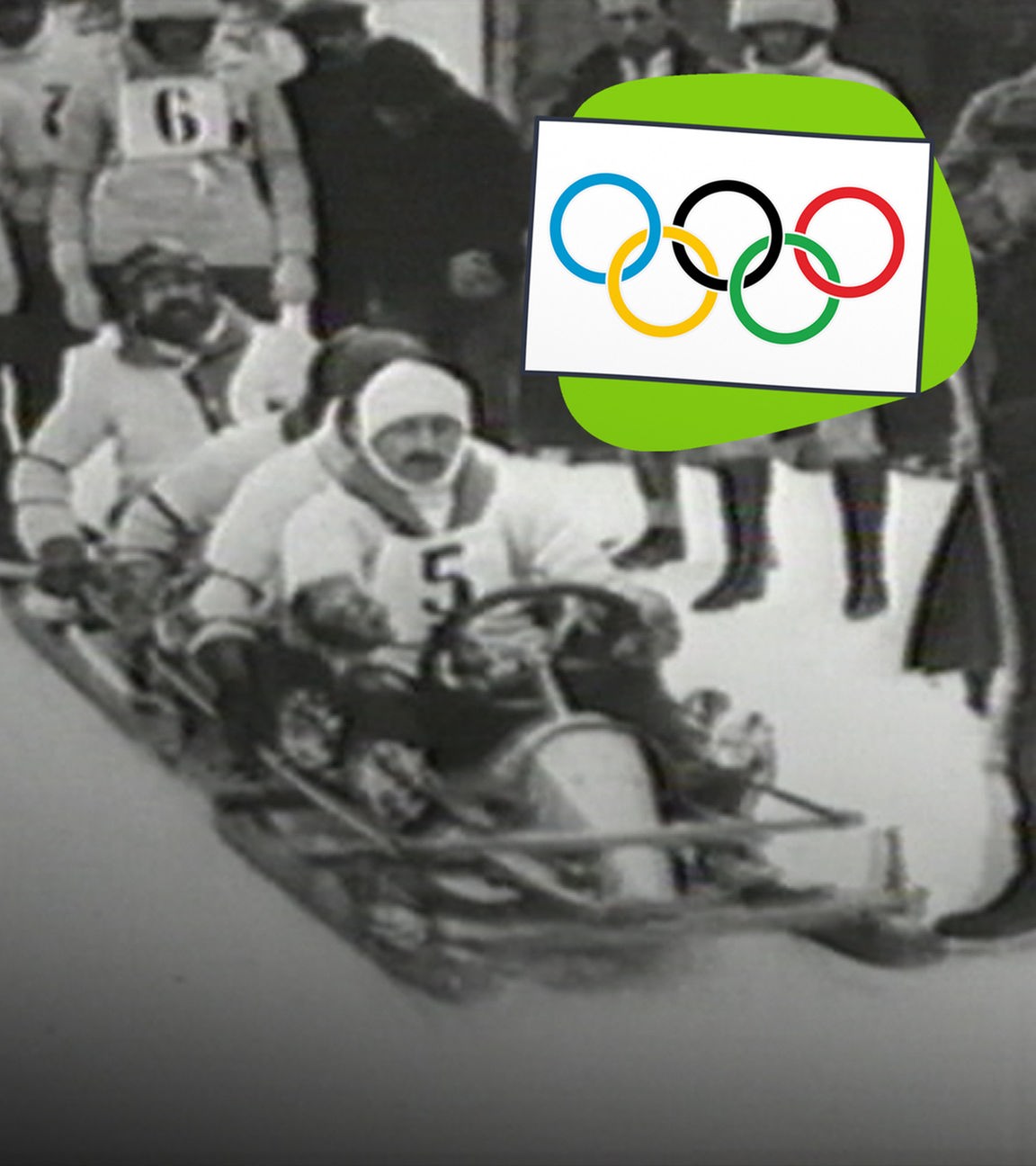 Eine Gruppe Männder rodelt; Olypische Ringe; schwarz-weiß Fotografie