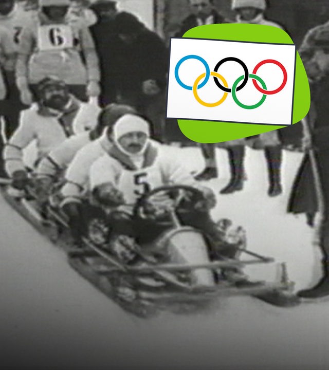 Eine Gruppe Männder rodelt; Olypische Ringe; schwarz-weiß Fotografie