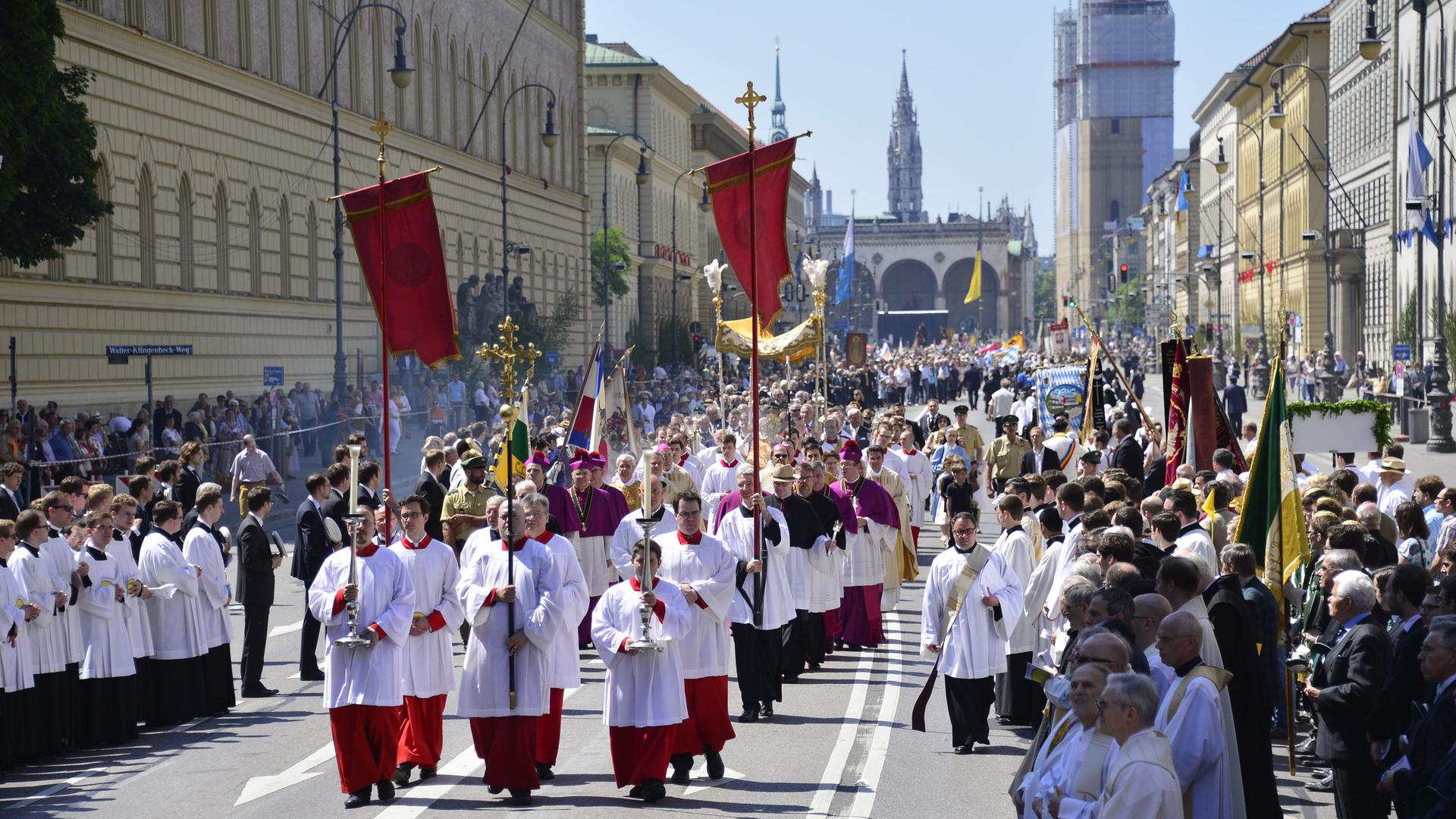 Fronleichnamsprozession zieht durch München