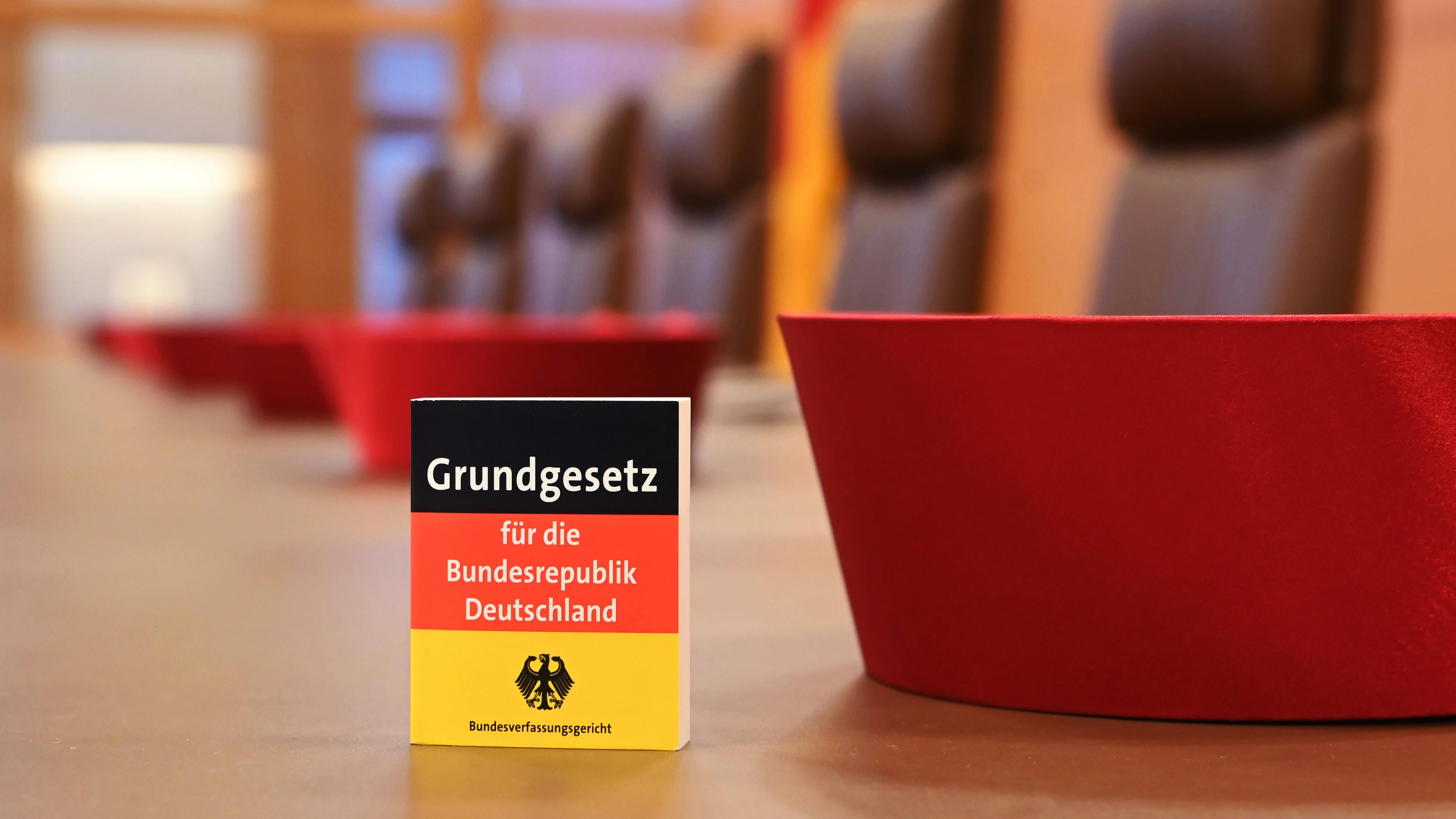 Das Grundgesetz als kleines Büchlein auf der Richterbank