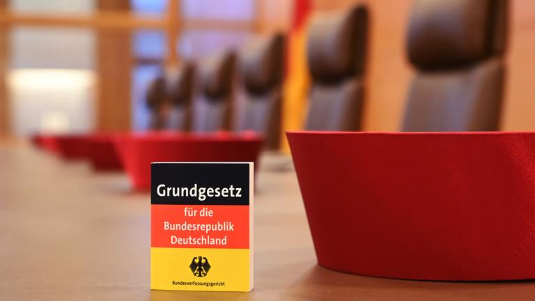 Das Grundgesetz als kleines Büchlein auf der Richterbank