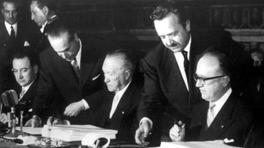 Konrad Adenauer 1957 bei der Unterzeichung der römischen Verträge