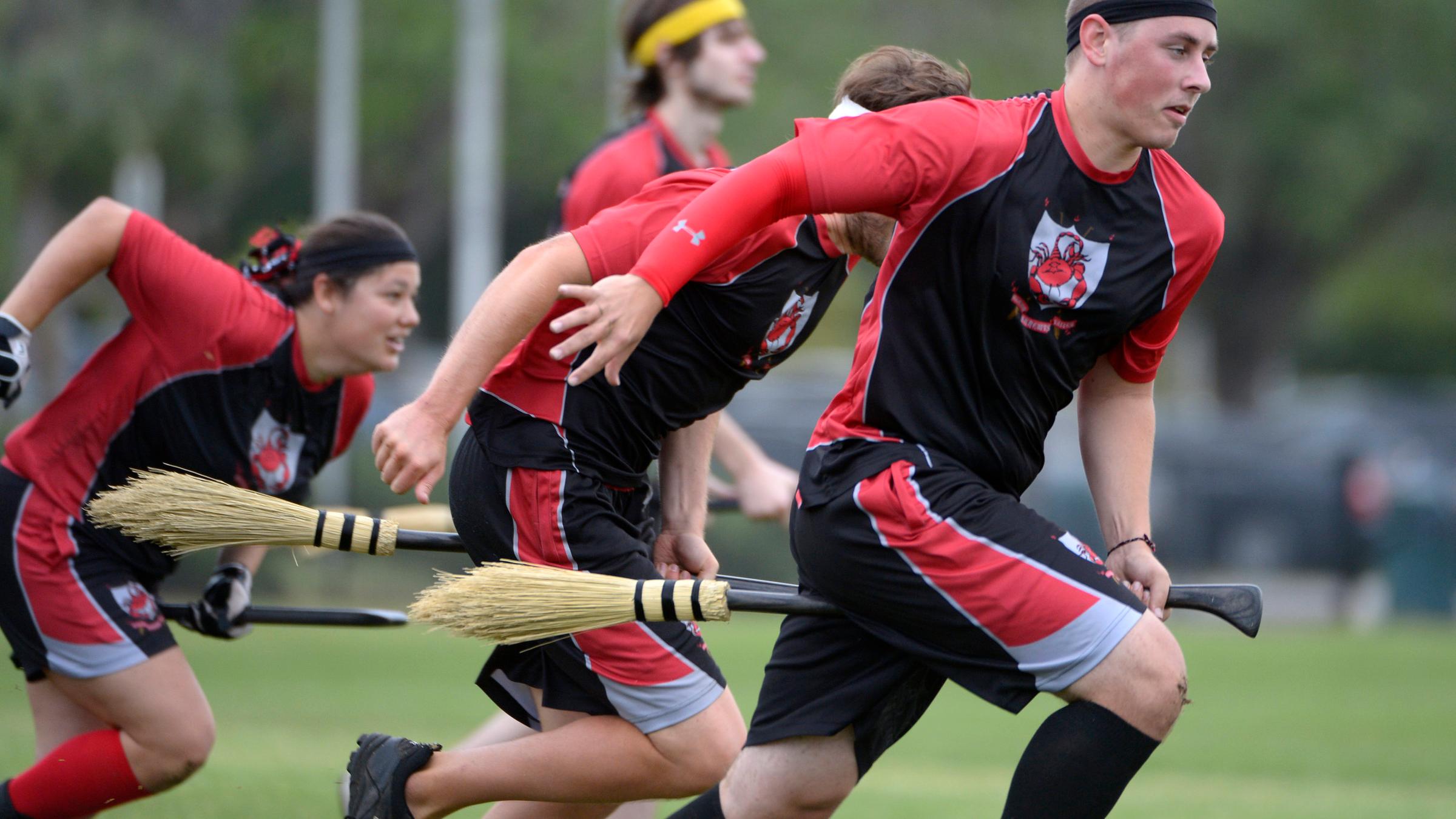 Spieler beim Harry Potter-Sport Quidditch auf nicht-fliegenden Besen