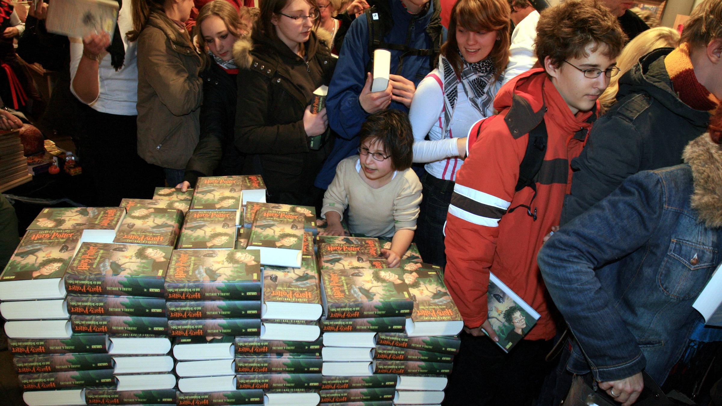 Harry Potter-Fans stehen für den letzten Teil in Buchladen an