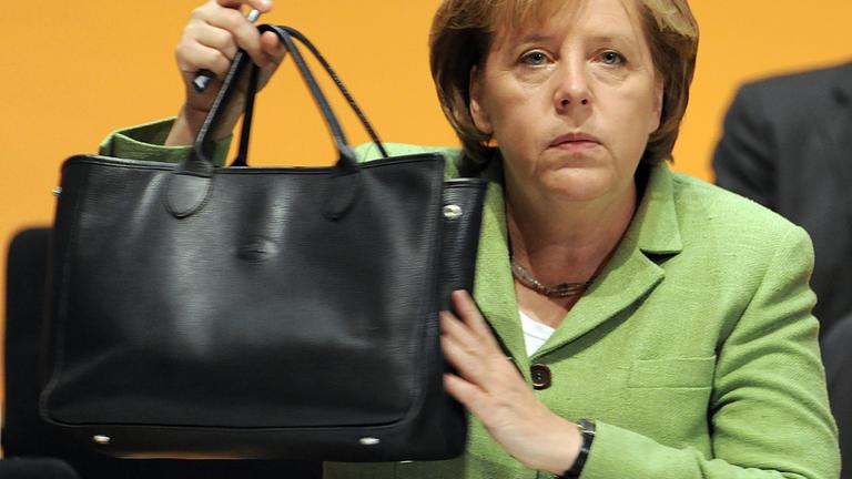 Merkel mit Handtasche