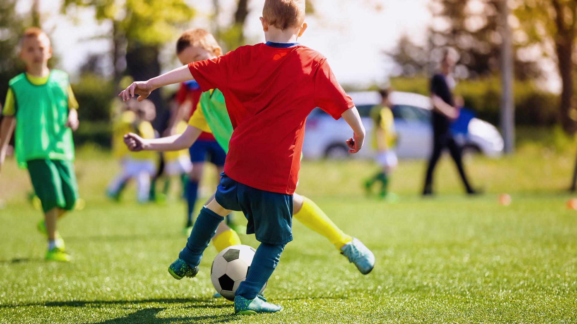 Kinder spielen Fußball