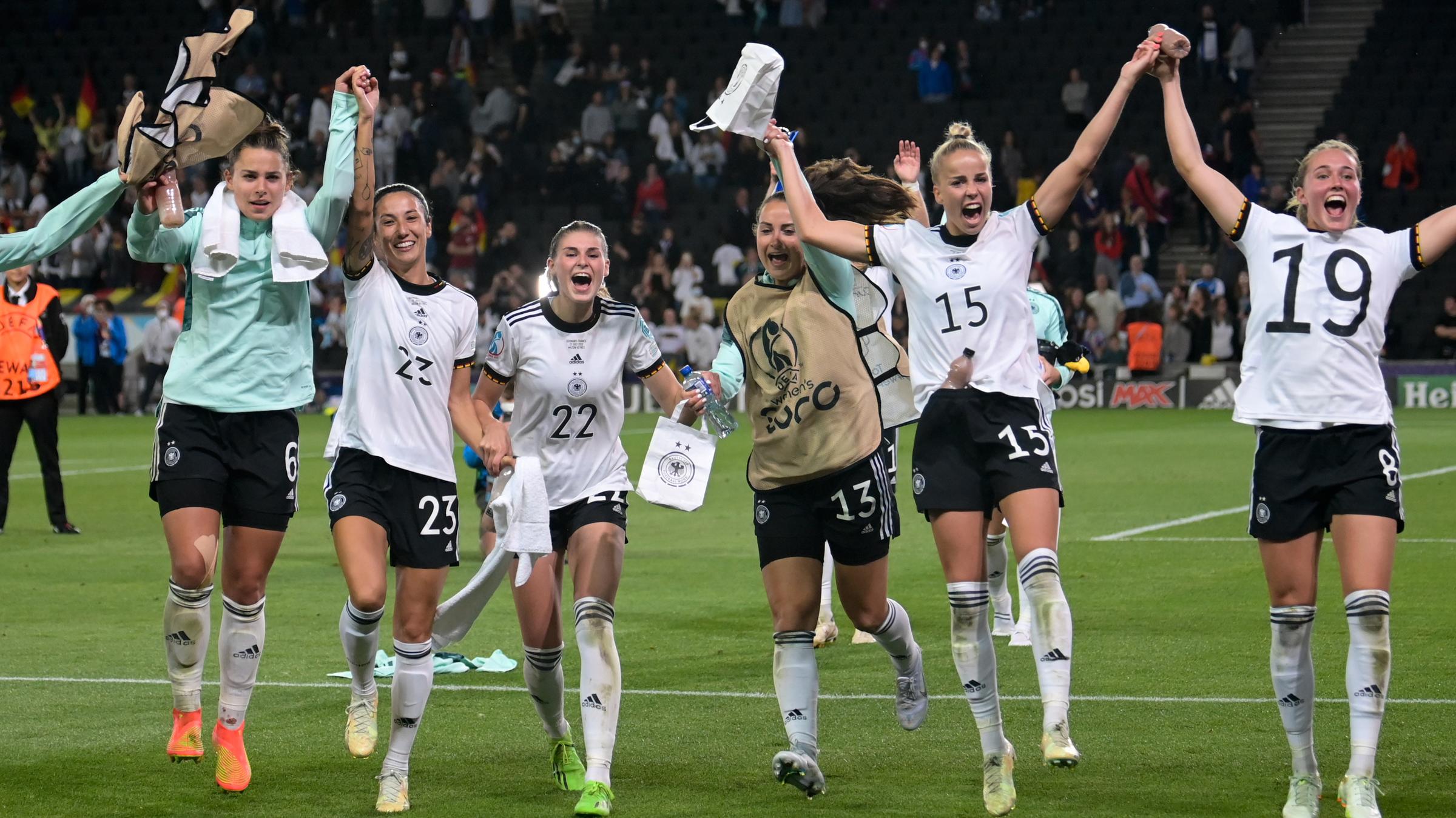 Deutschlands Spielerinnen feiern nach Spielende.