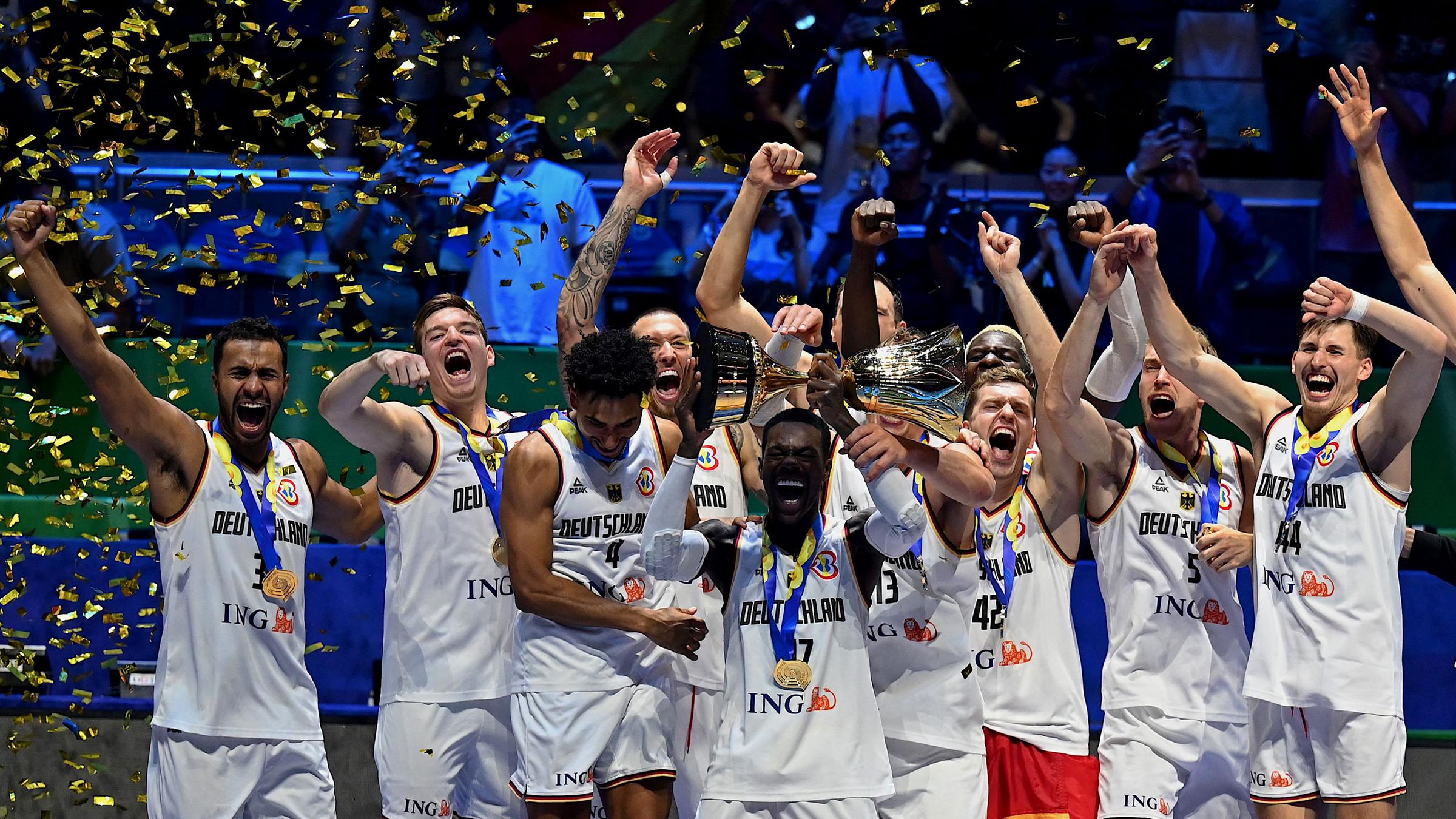 Die deutsche Basketballnationalmannschaft jubelt nach dem Sieg im WM-Finale
