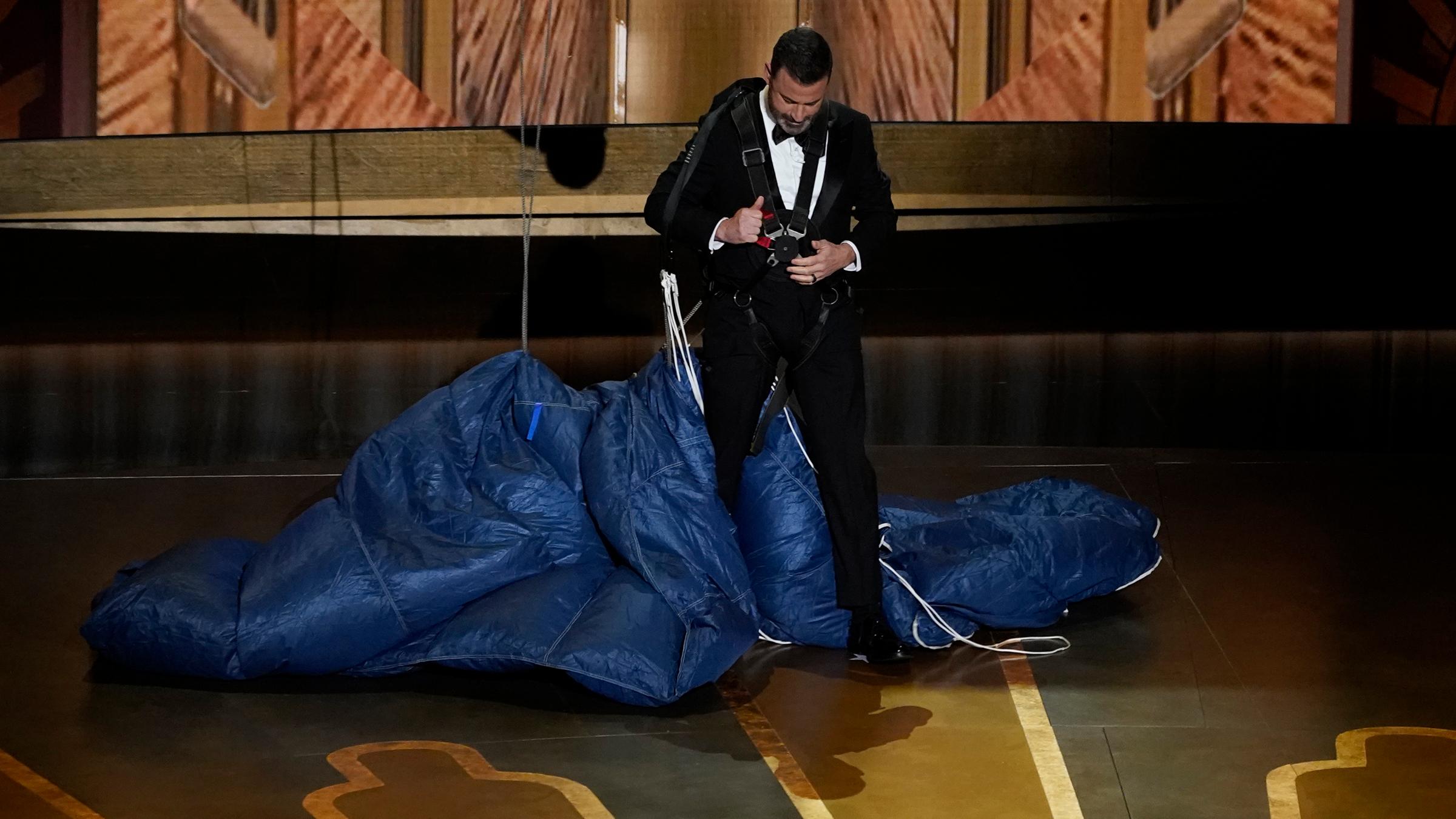 Jimmy Kimmel kommt mit einem Fallschirm auf die Bühne geflogen. 