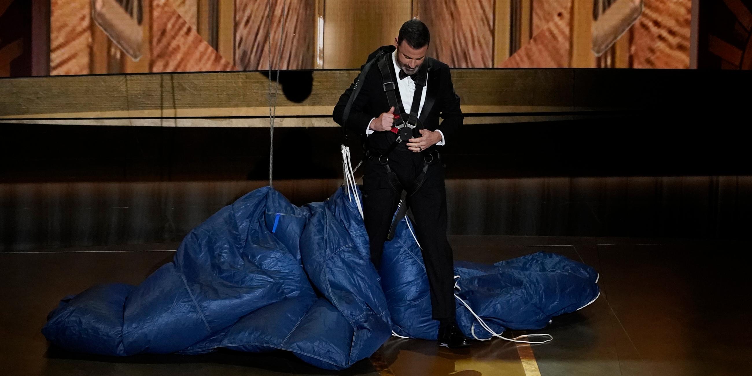 Jimmy Kimmel kommt mit einem Fallschirm auf die Bühne geflogen. 