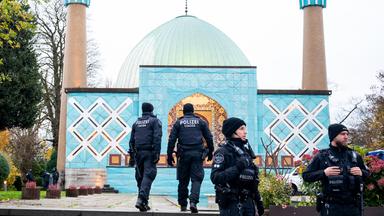 16.11.23, Hamburg: Polizisten stehen vor dem Islamischen Zentrum in Hamburg. 