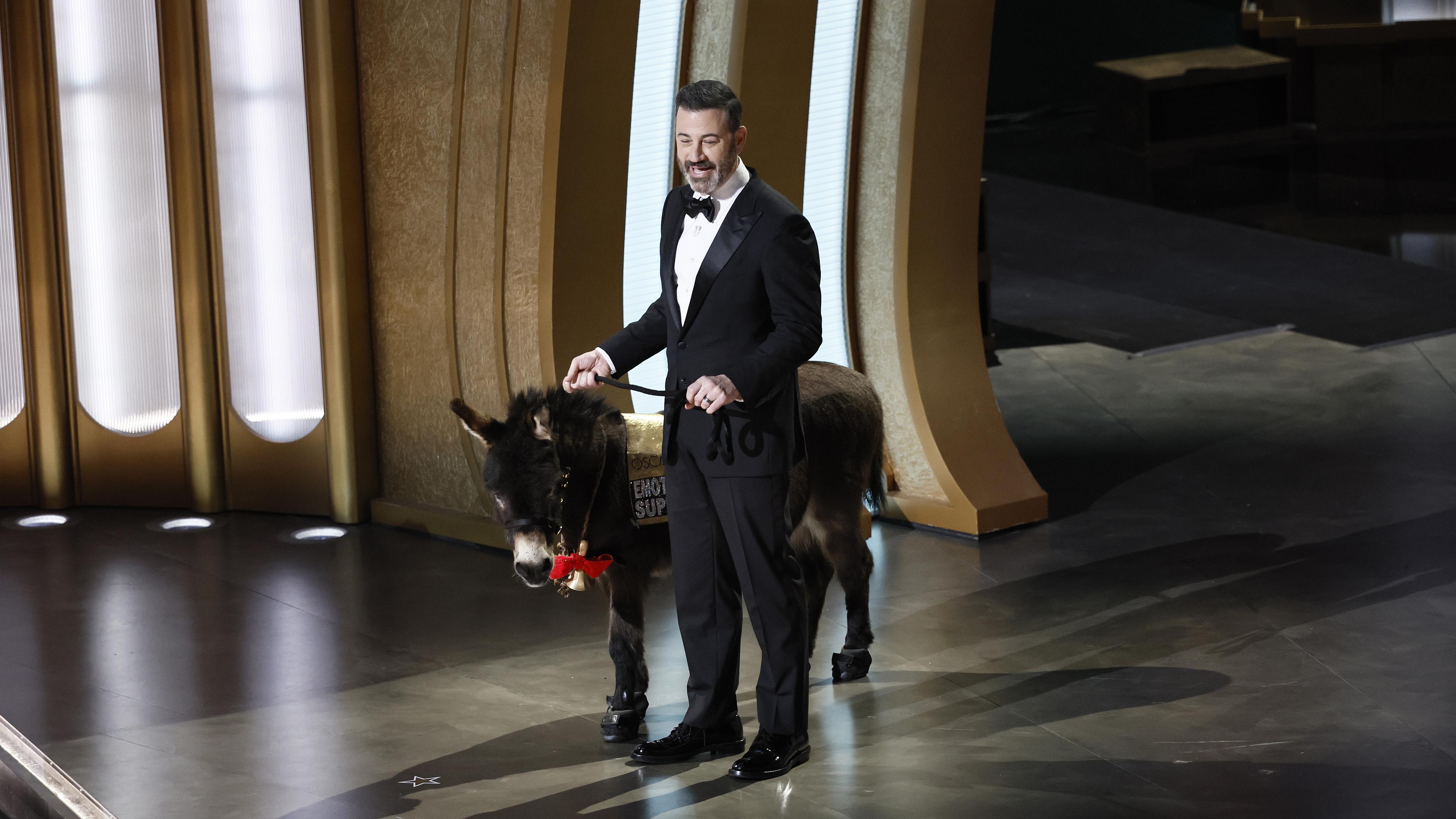 Jimmy Kimmel kommt mit einem Esel auf die Bühne 