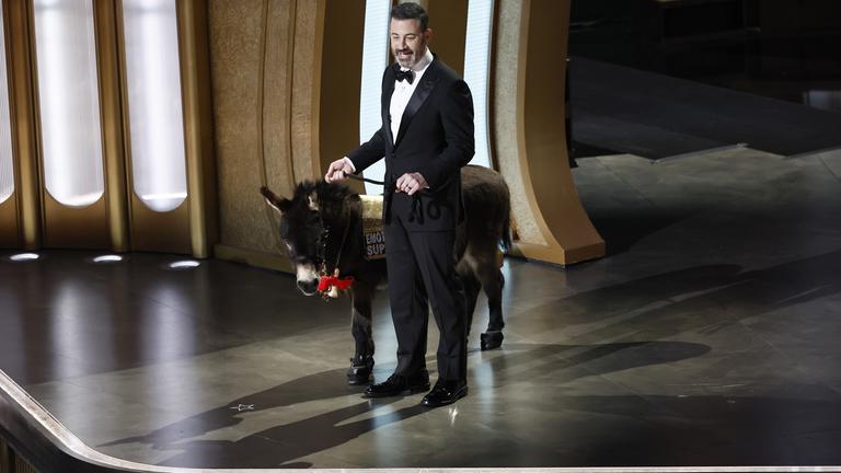 Jimmy Kimmel kommt mit einem Esel auf die Bühne 