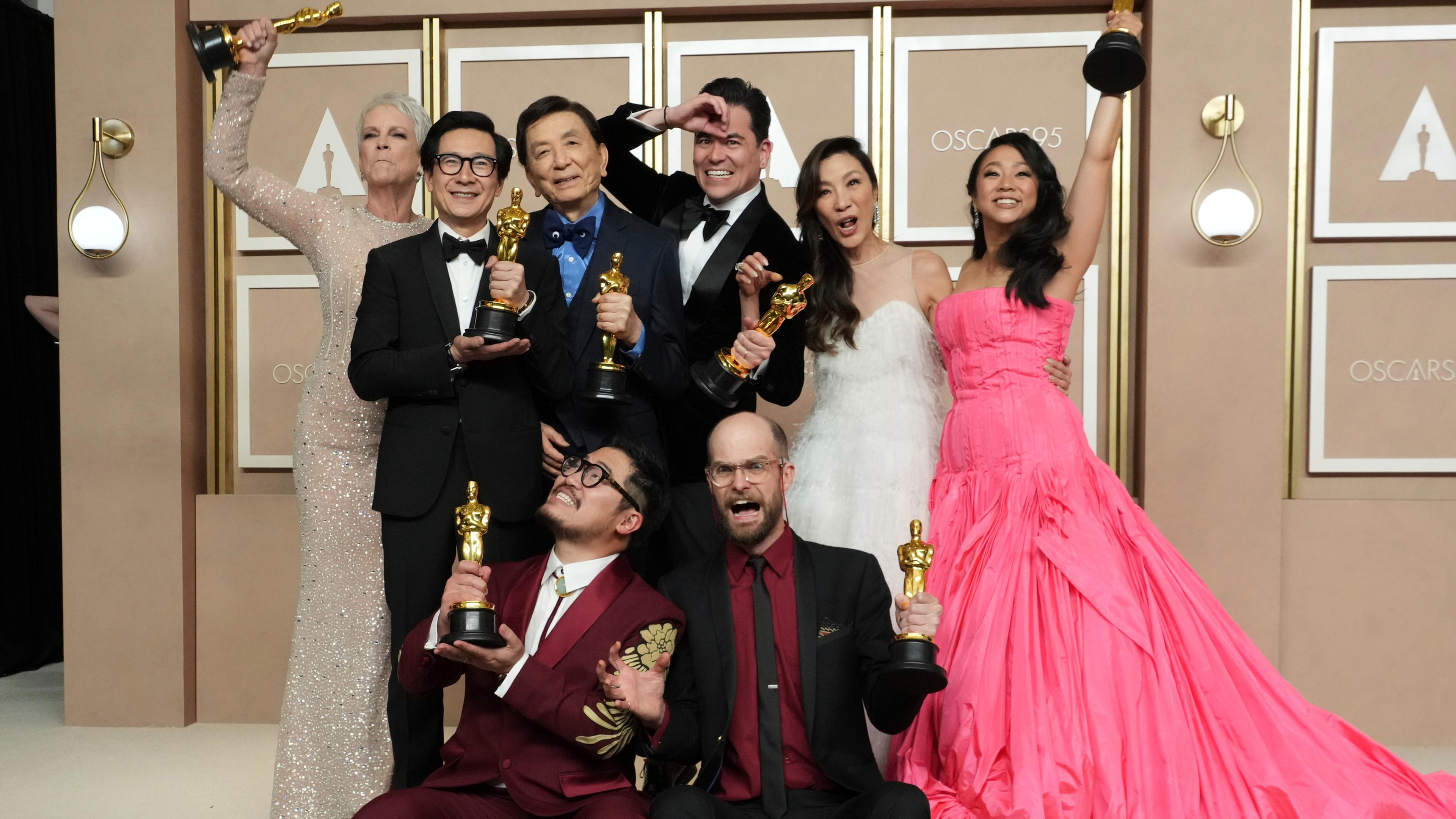 Die Schauspielerinnen und Schauspieler des Filmes "Everything Everywhere All at Once" halten ihre Oscar-Trophäen in die Höhe. 