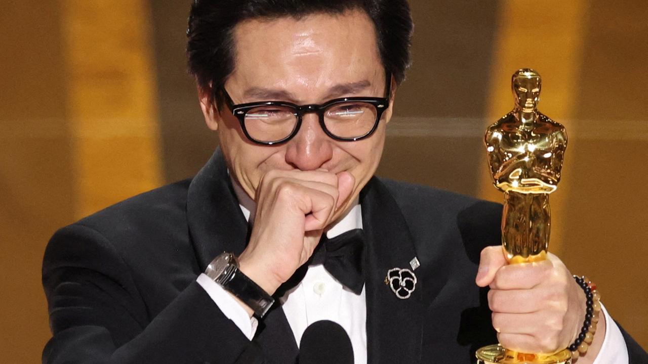 Oscar-Gewinner Ke Huy Quan ist den Tränen nahe, als er einen der begehrten Goldjungen gewinnt. 