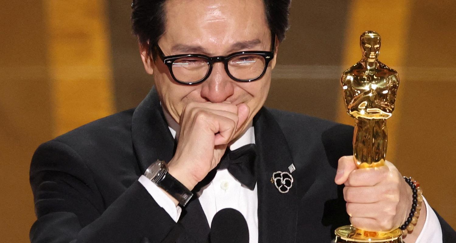 Oscar-Gewinner Ke Huy Quan ist den Tränen nahe, als er einen der begehrten Goldjungen gewinnt. 