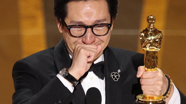 Oscar-Gewinner Ke Huy Quan ist den Tränen nahe, als er einen der begehrten Goldjungen gewinnt. 