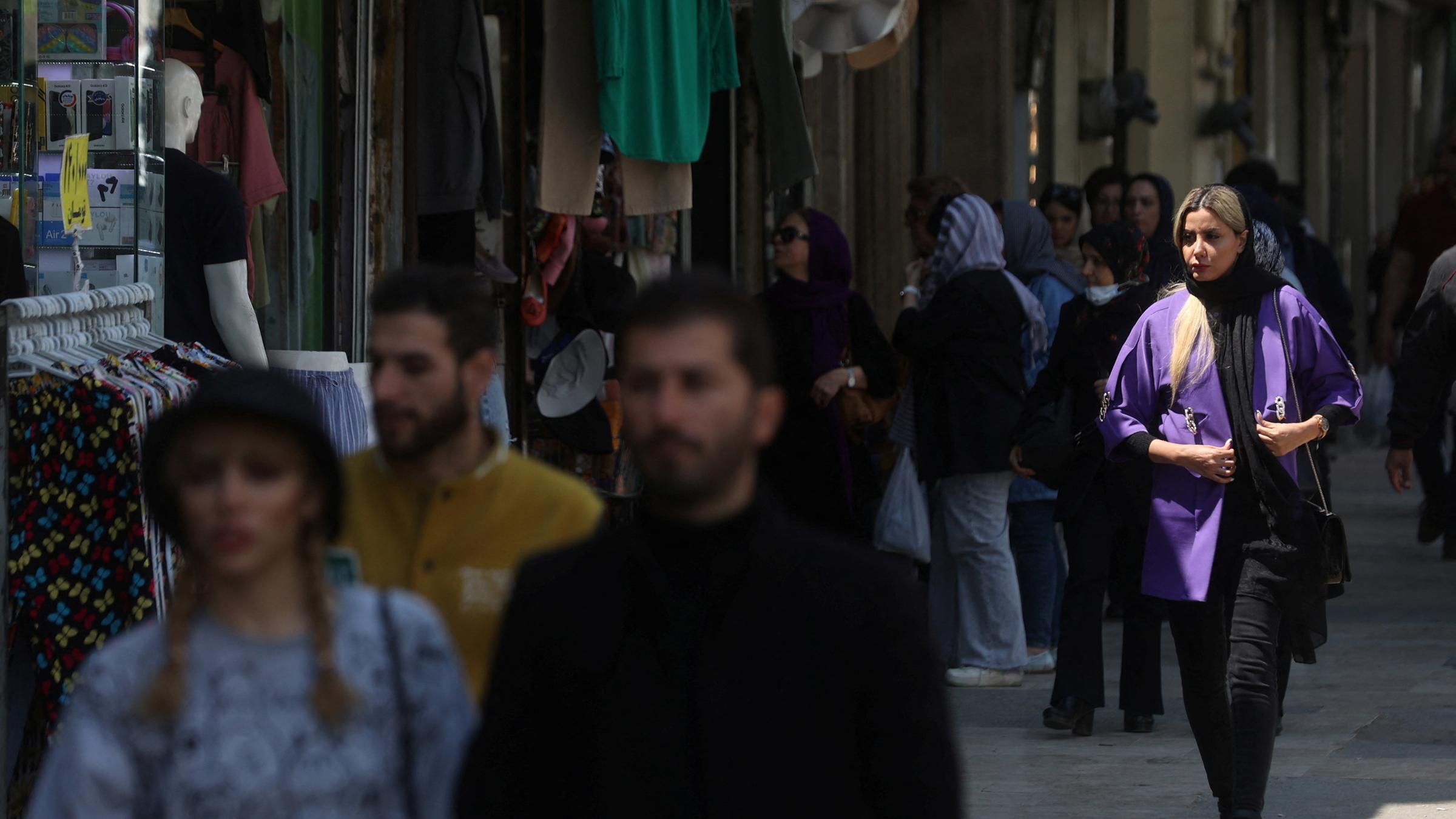 Teheran; Menschen laufen auf der Straße