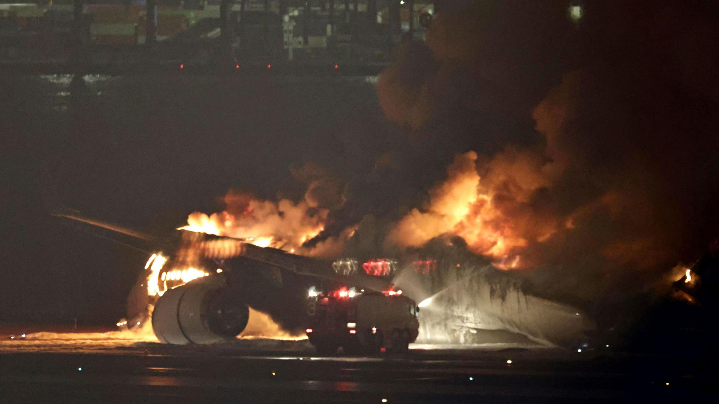 Flugzeugbrand auf Tokioter Flughafen