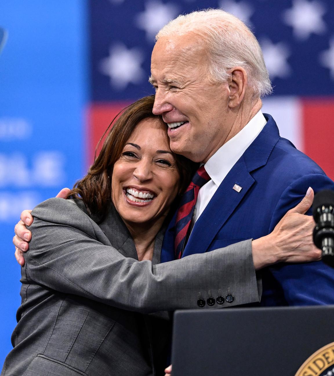 Kamala Harris umarmt Joe Biden
