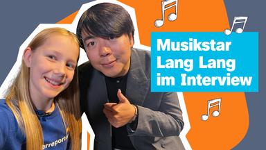 Auf dem Bild sind die Kinderreporterin Thea mit dem Musiker Lang Lang zu erkennen. Daneben steht: "Musikstar Lang Lang im Interview".