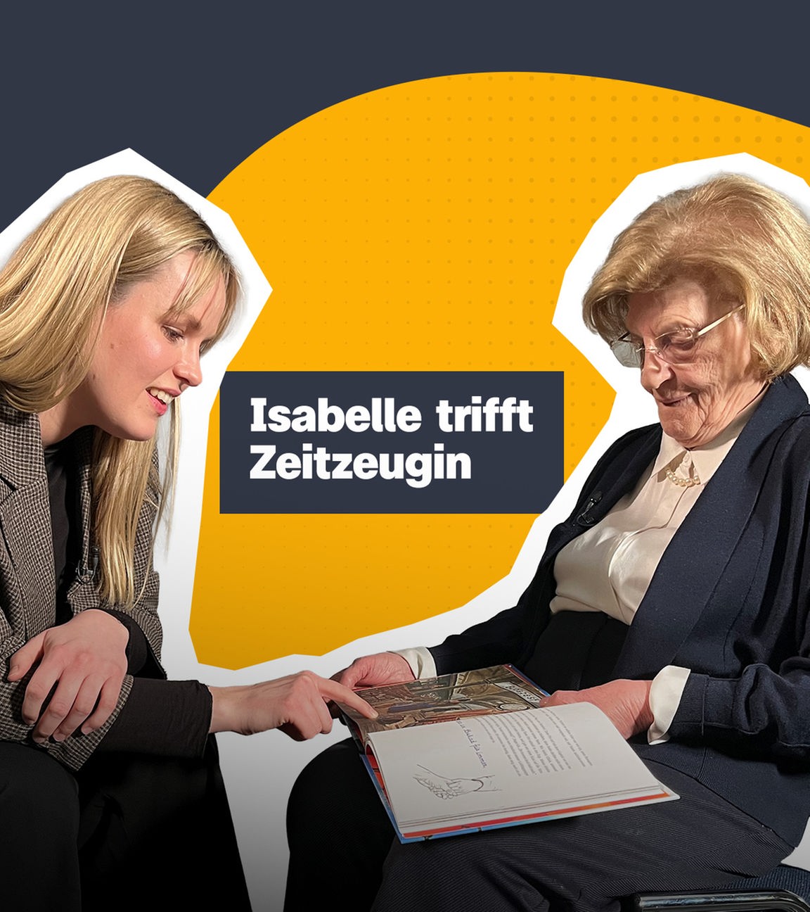 Reporterin Isabelle sitzt Zeitzeugin Eva Szepesi gegenüber, schauen gemeinsam in ein Buch