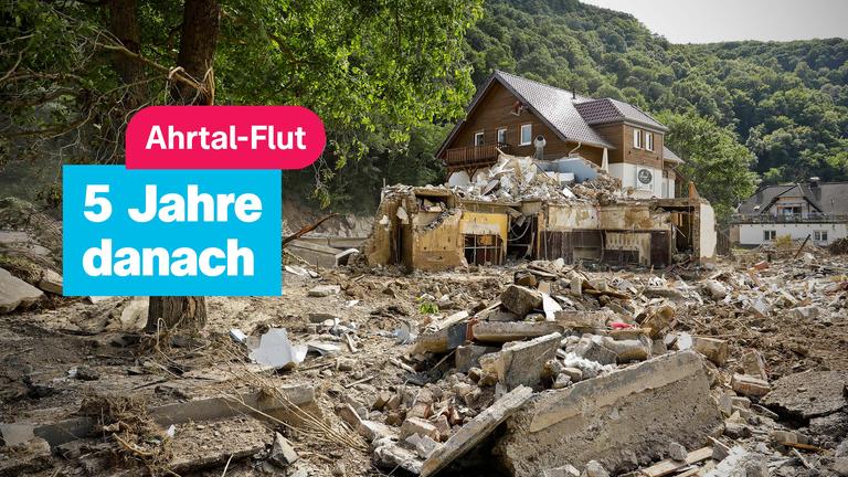 Ahrtal-Flut: 5 Jahre danach; Ein vollkommen zerstörtes Haus vor einem Waldabschnitt.