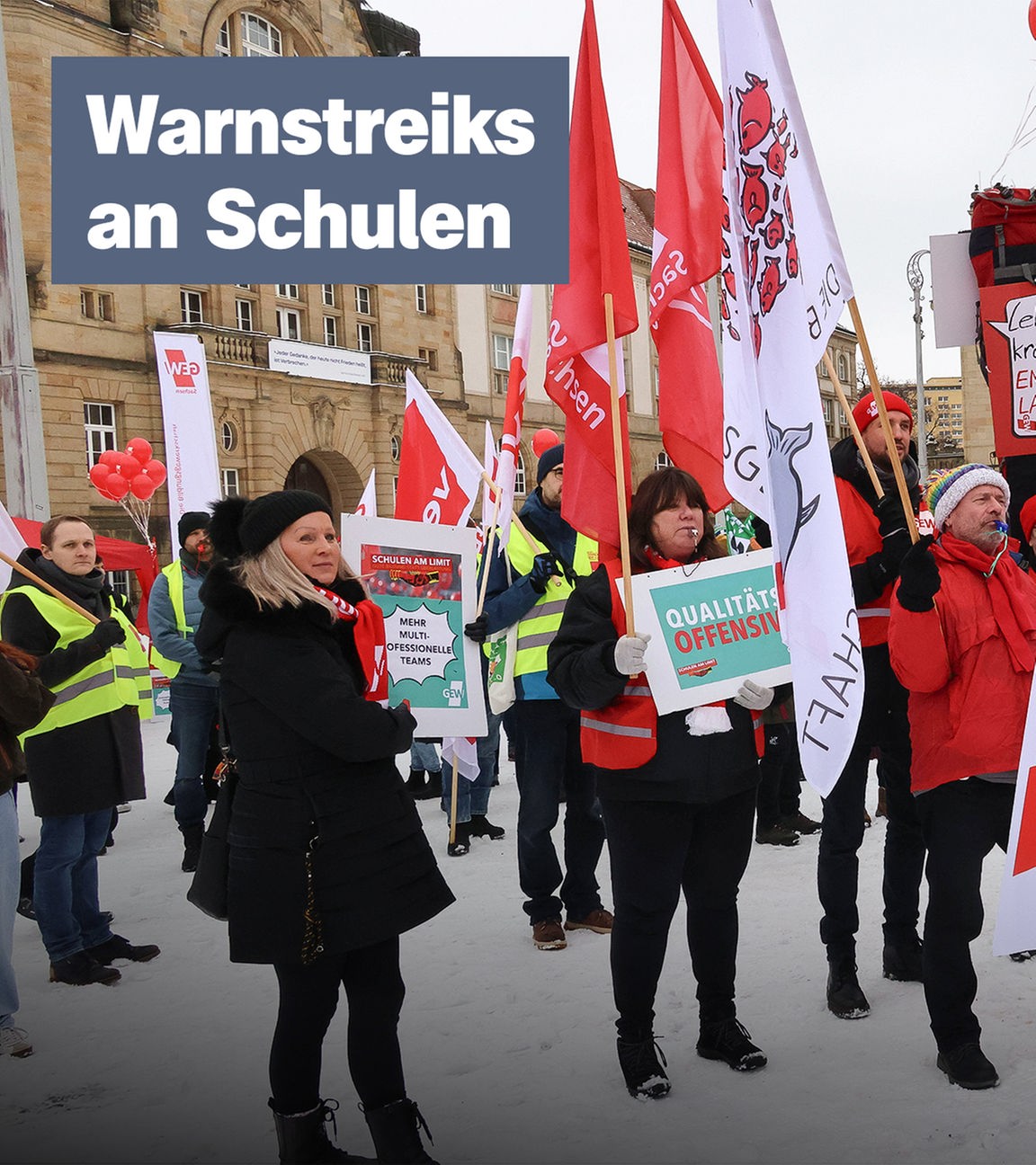 Streikende auf der Straße, darüber Schrift "Warnstreiks an Schulen"