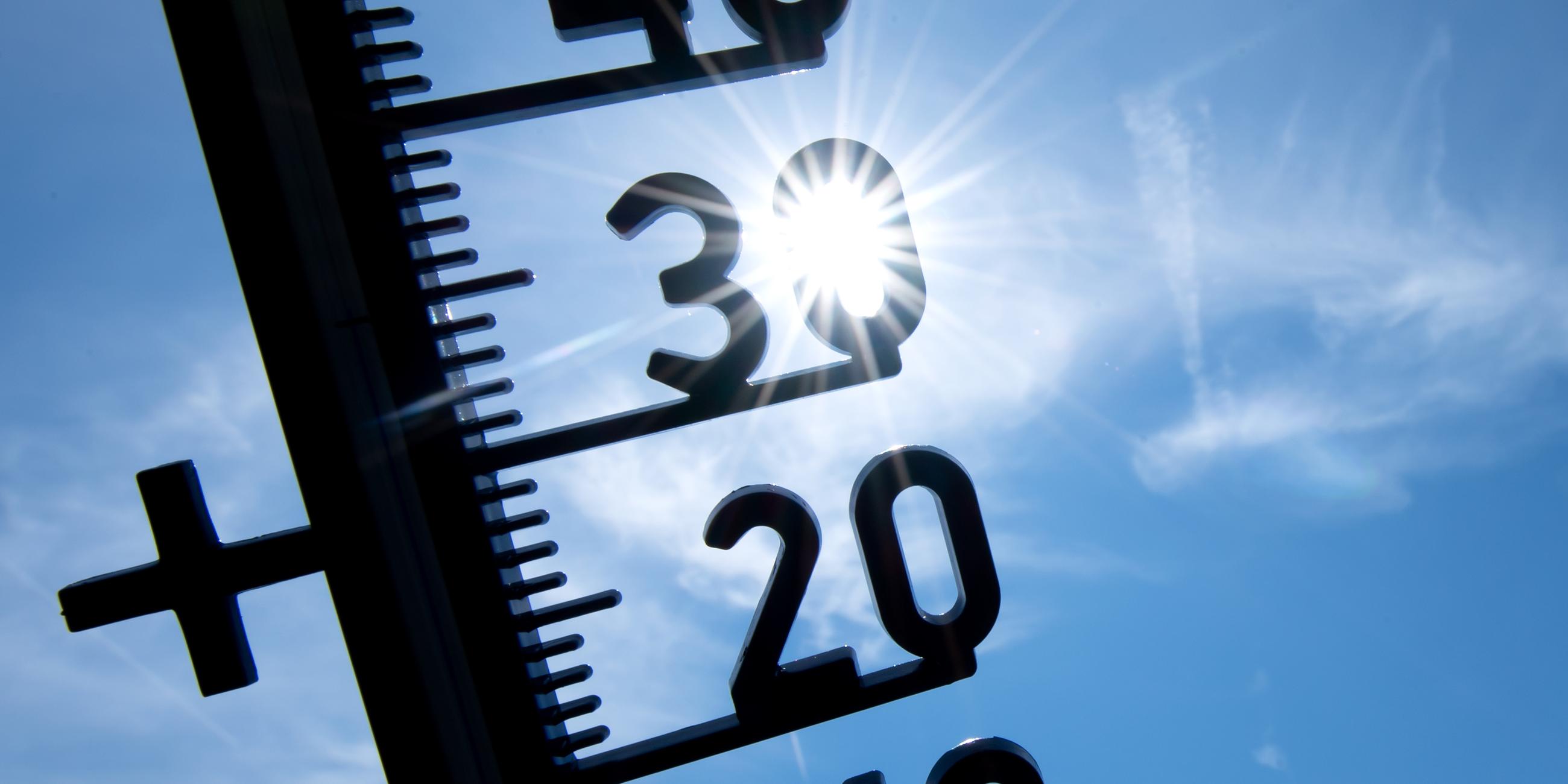Ein Thermometer zeigt Temperaturen über 30 Grad an.