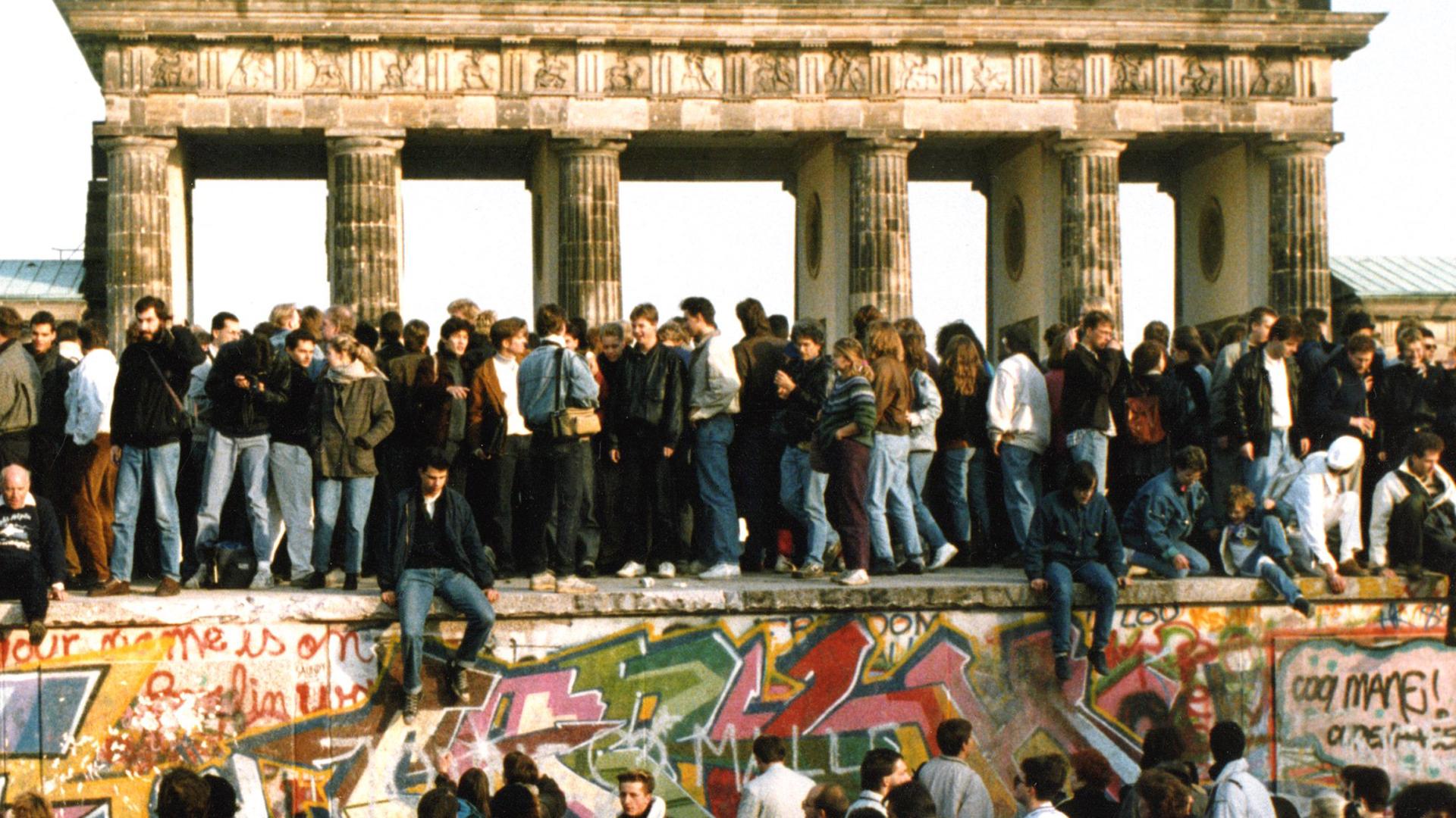 Archiv: Menschen klettern auf die Berliner Mauer am 10.11.1989