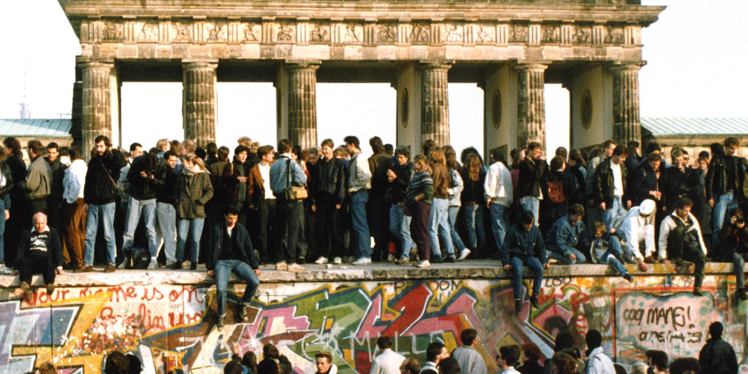 Archiv: Menschen klettern auf die Berliner Mauer am 10.11.1989