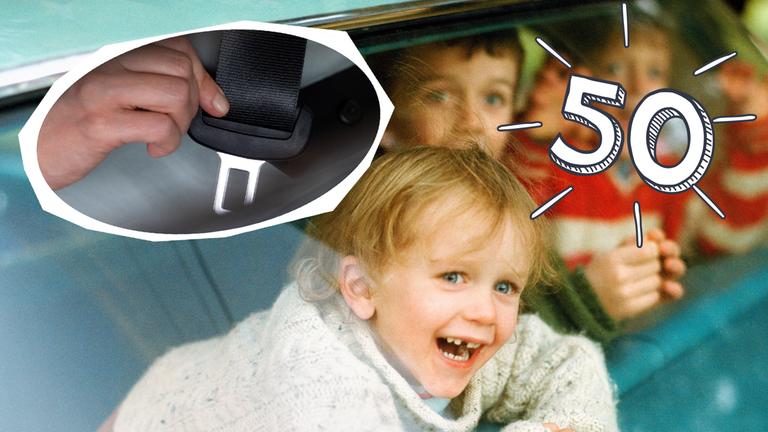 Drei Kinder sitzen im Auto; Eine Hand schnallt mit dem Gurt an; 50 Jahre