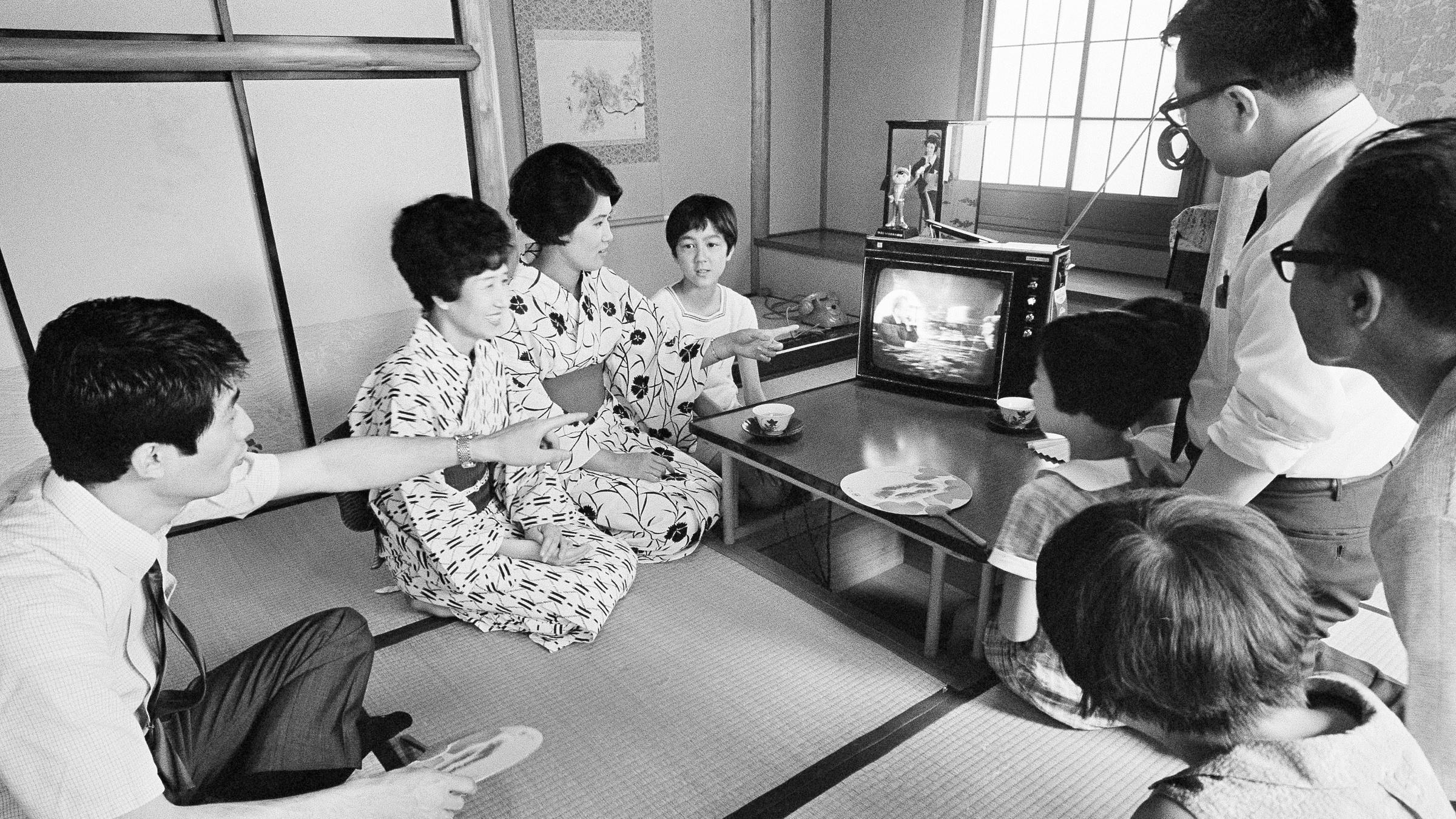 Eine Familie schaut eine Live-Übertragung der Apollo 11-Astronauten am 21.07.1969 in Tokio (Japan)