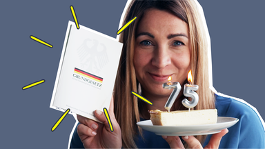 Magdalena mit dem Grundgesetz und einer 75. Geburstagskerze