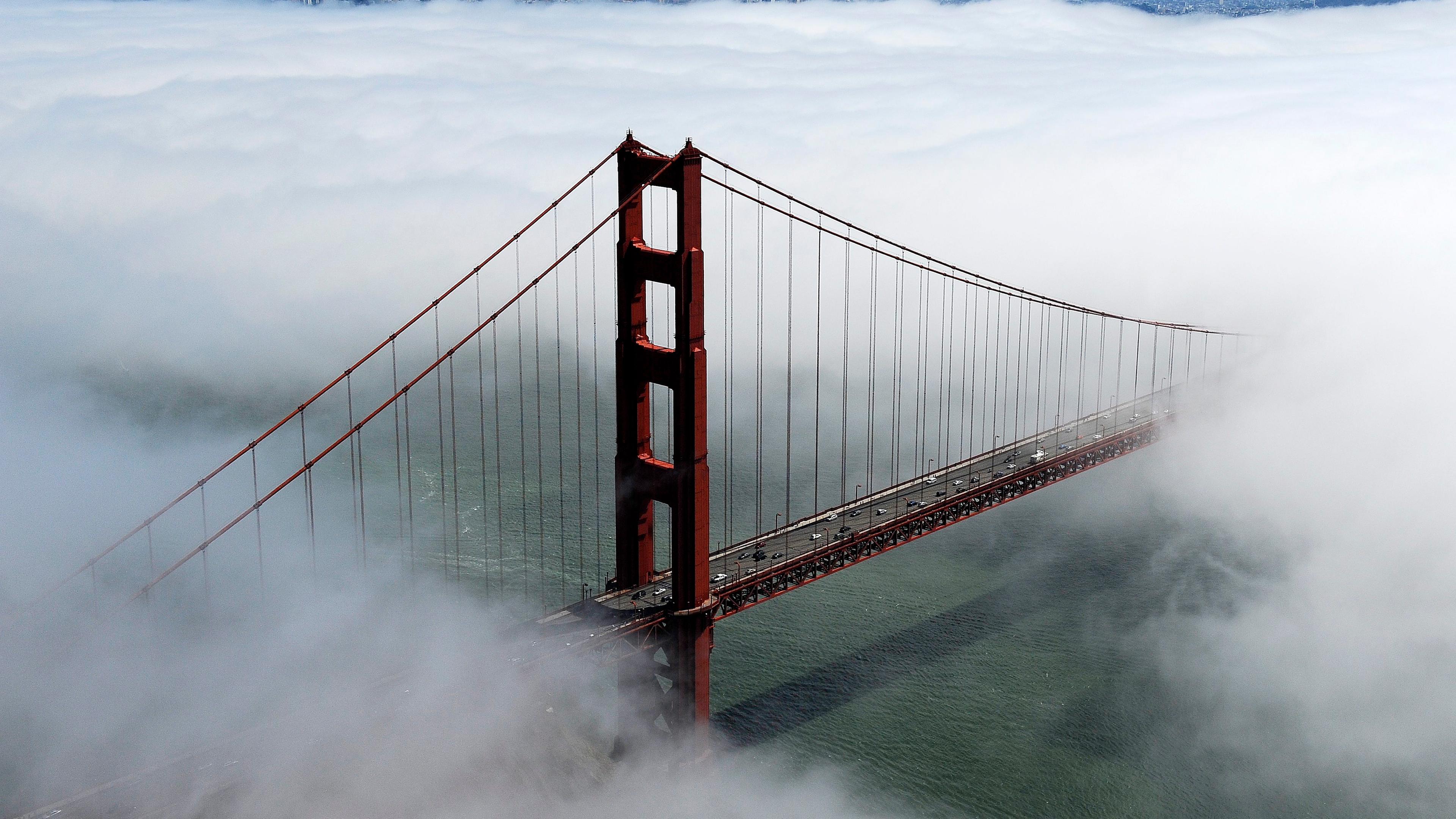 Auf dem Bild ist die Golden Gate Bridge von tief hängenden Nebelschwaden umgeben und verschwindet darin.