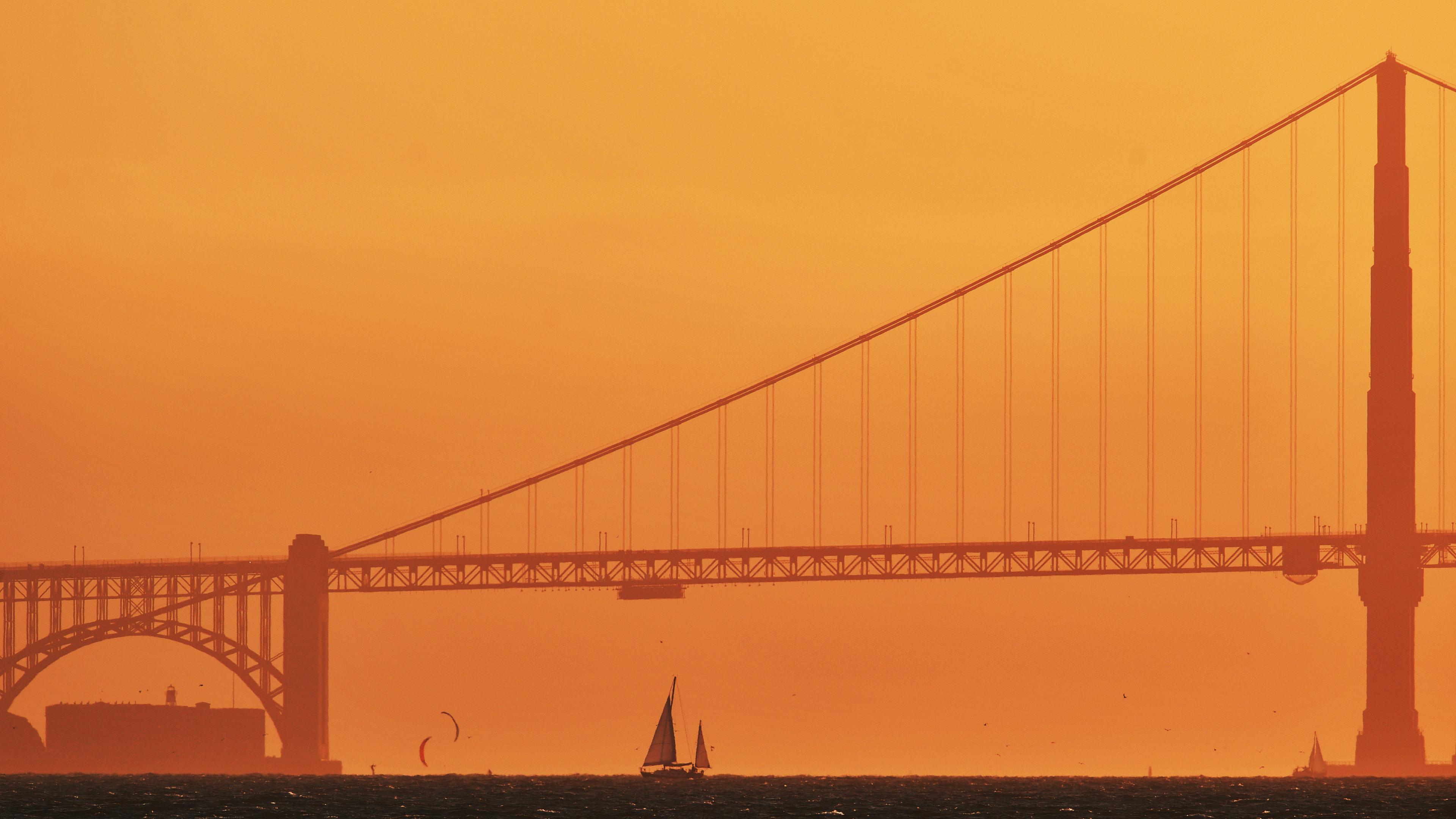 Auf den Bildern ist die Golden Gate Bridge in verschiedenen Stadien ihres Bestehens zu sehen.