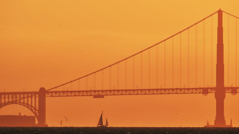 Auf den Bildern ist die Golden Gate Bridge in verschiedenen Stadien ihres Bestehens zu sehen.