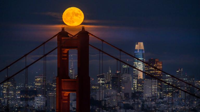 Auf den Bildern ist die Golden Gate Bridge in verschiedenen Stadien ihres Bestehens zu sehen.