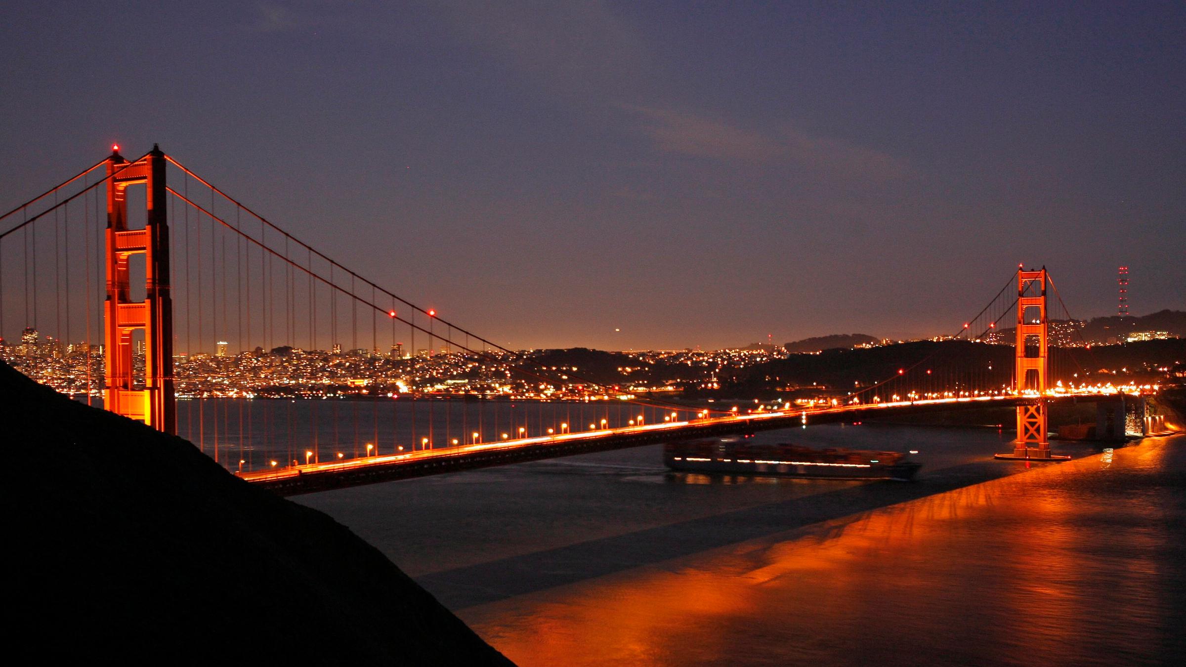 Auf den Bildern ist die Golden Gate Bridge in verschiedenen Stadien ihres Bestehens zu sehen.