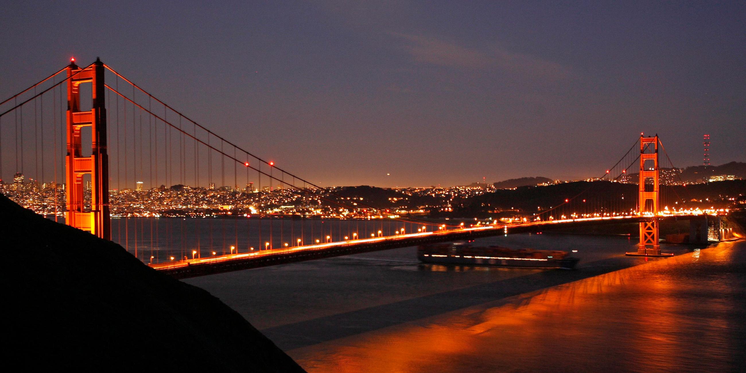 Auf den Bildern ist die Golden Gate Bridge in verschiedenen Stadien ihres Bestehens zu sehen.