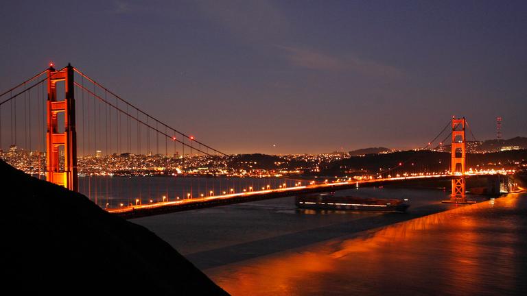 Auf den Bildern ist die Golden Gate Bridge in verschiedenen Stadien ihres Bestehens zu sehen.