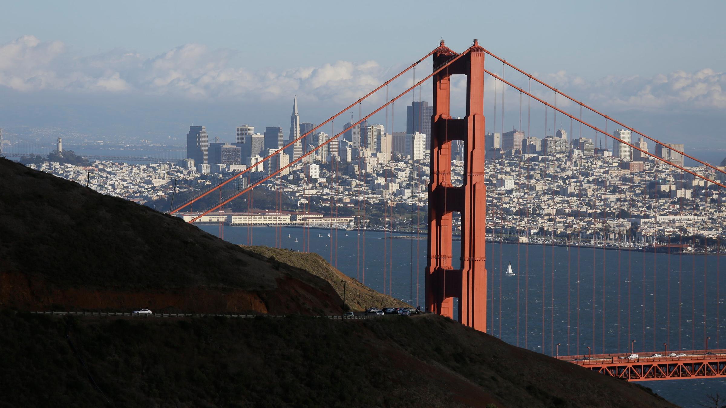Auf dem Bild ist die Golden gate bridge mit San Francisco im Hintergrund zu sehen.