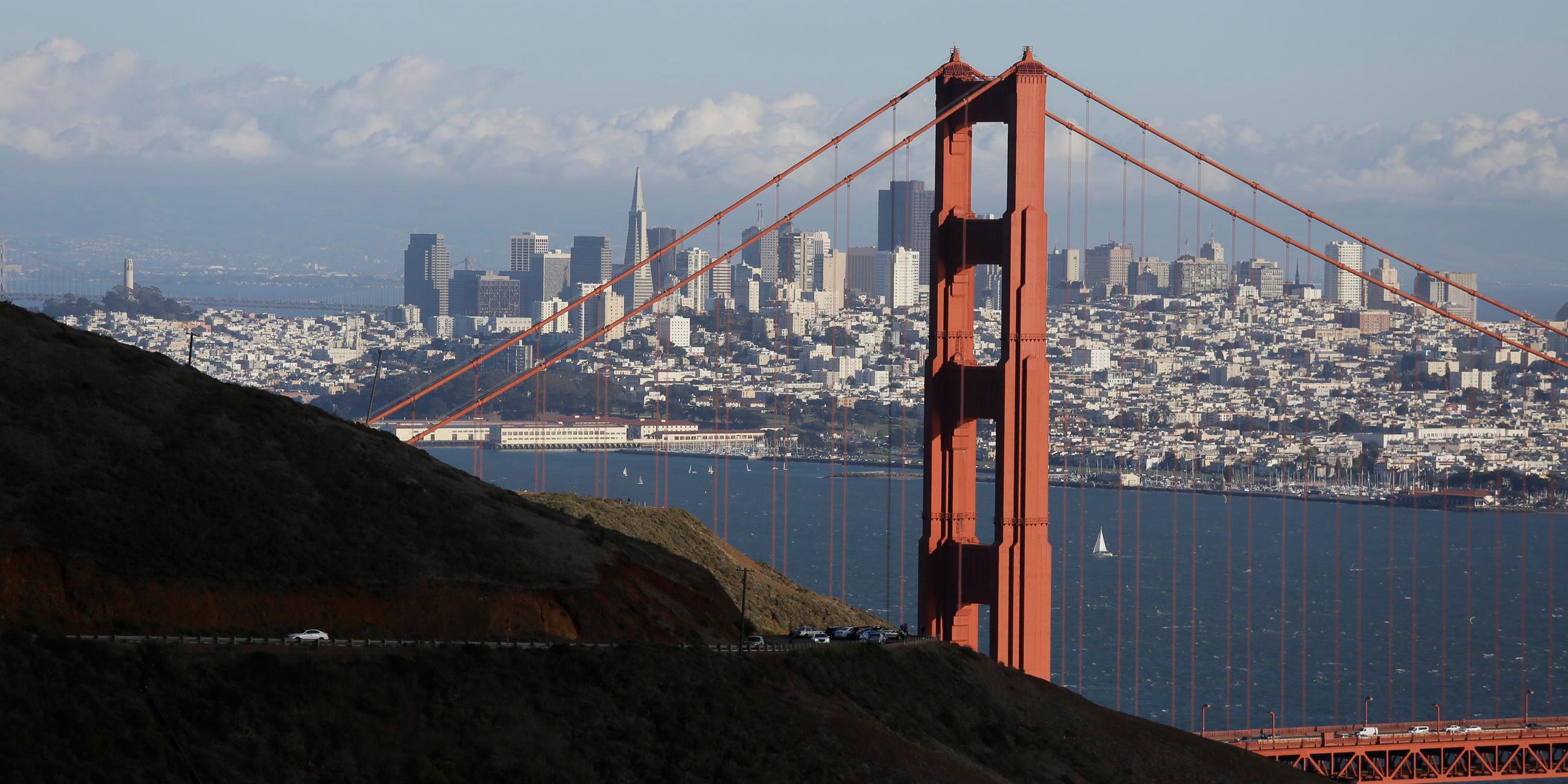 Auf dem Bild ist die Golden gate bridge mit San Francisco im Hintergrund zu sehen.