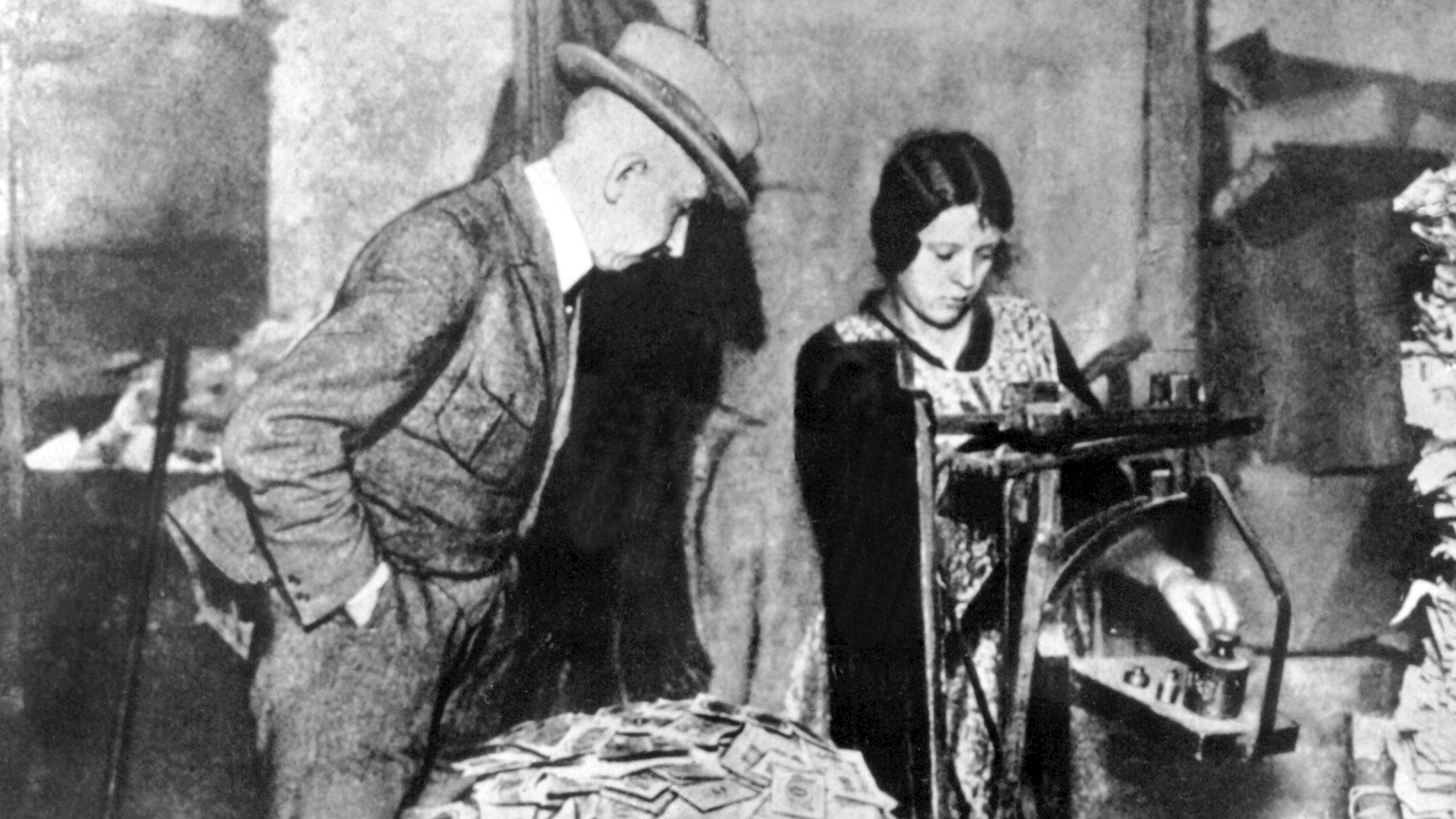 "Geheimnisse der Weimarer Republik: 1924-1929: Schöner Schein": Abwiegen von Geldscheinen während der Inflation 1922.