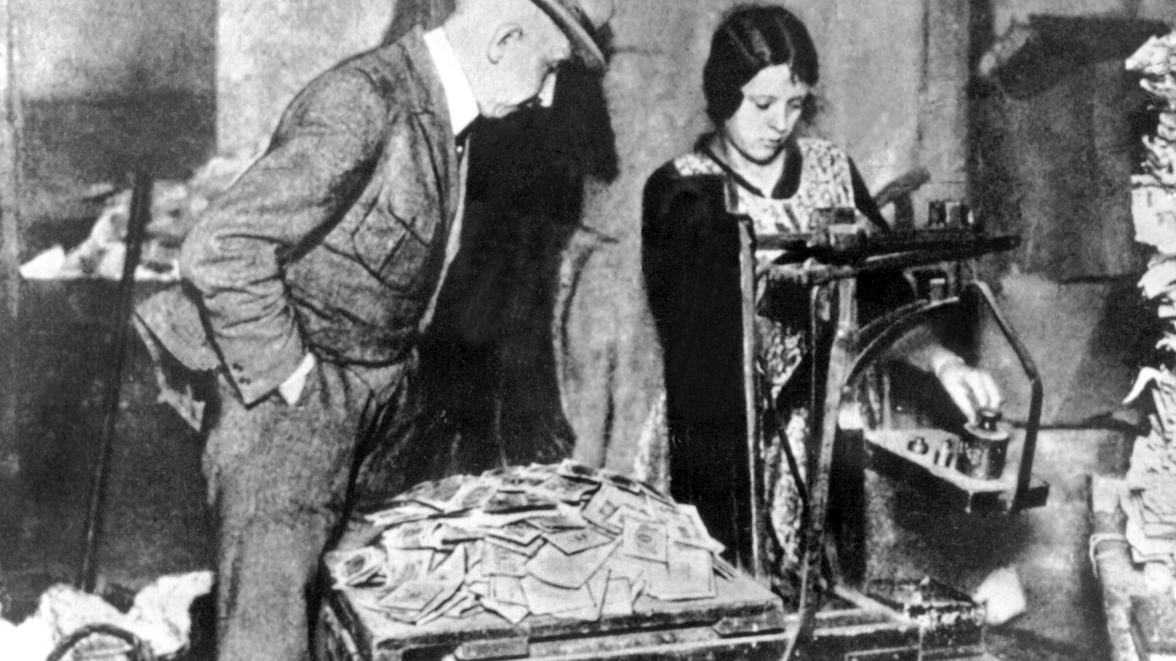 "Geheimnisse der Weimarer Republik: 1924-1929: Schöner Schein": Abwiegen von Geldscheinen während der Inflation 1922.